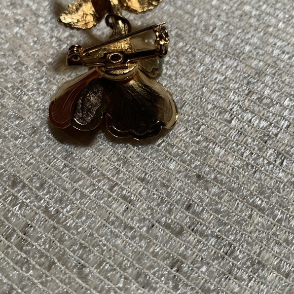 Elegant Gold Flower Brooch with Green Accent - Picture 4 of 8